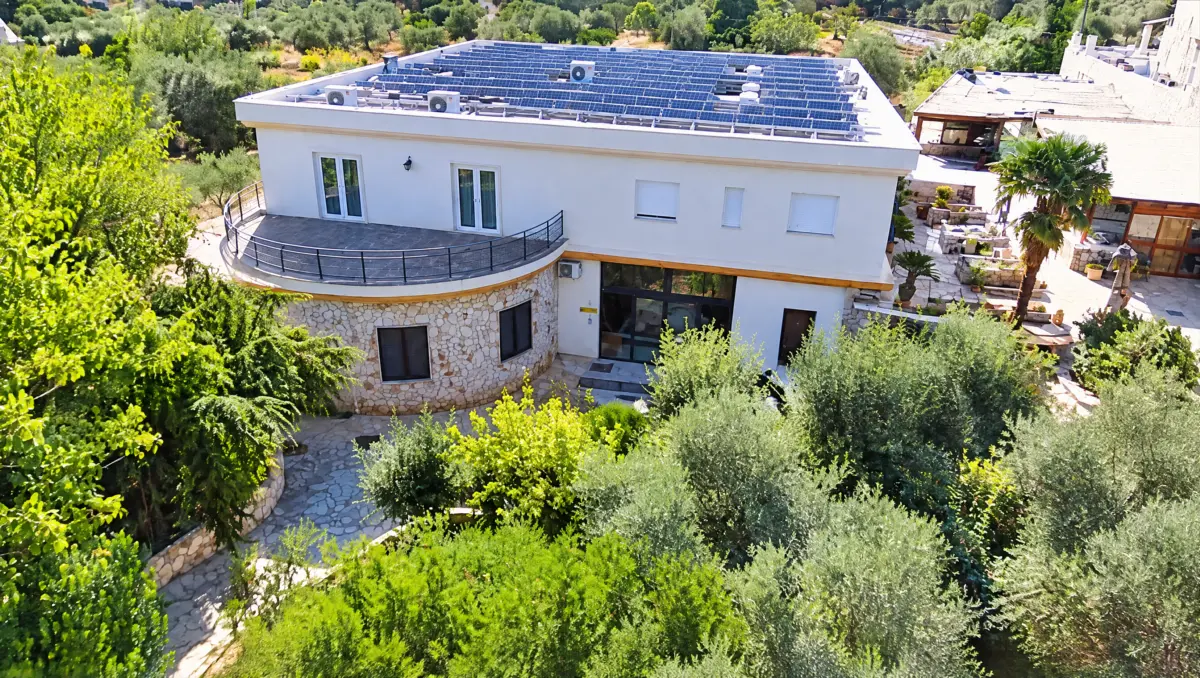La sede di EVI Arti grafiche a Monopoli vista dall’alto, tra gli ulivi